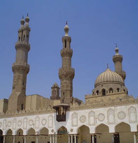 هل يجوز للاجانب أن يدخلوا الأزهر؟ وأين نطبق آية "إنما المشركون نجس فلا يقربوا المسجد الحرام"؟