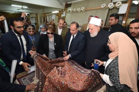 أ.د. على جمعة ومحافظ الإسكندرية يفتتحان مصنع أبيس لصناعة السجاد اليدوى